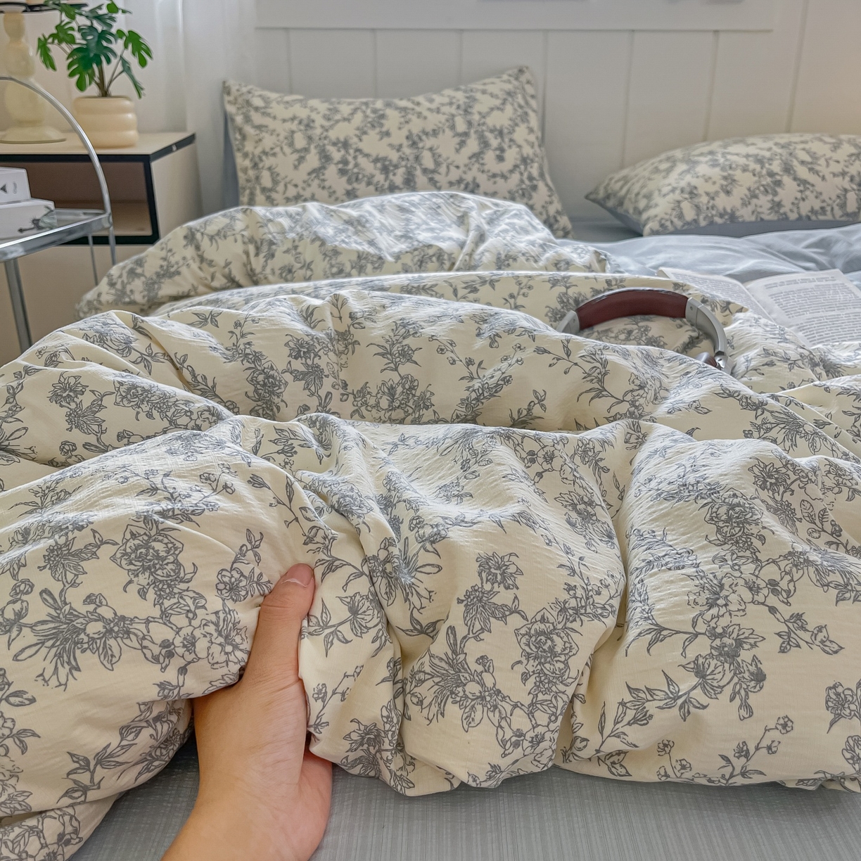 91家纺网 家纺一手货源 找家纺 佳鸿家纺 2025新款卡通云感双层纱四件套碎花学生宿舍三件套床单款 灰调碎花