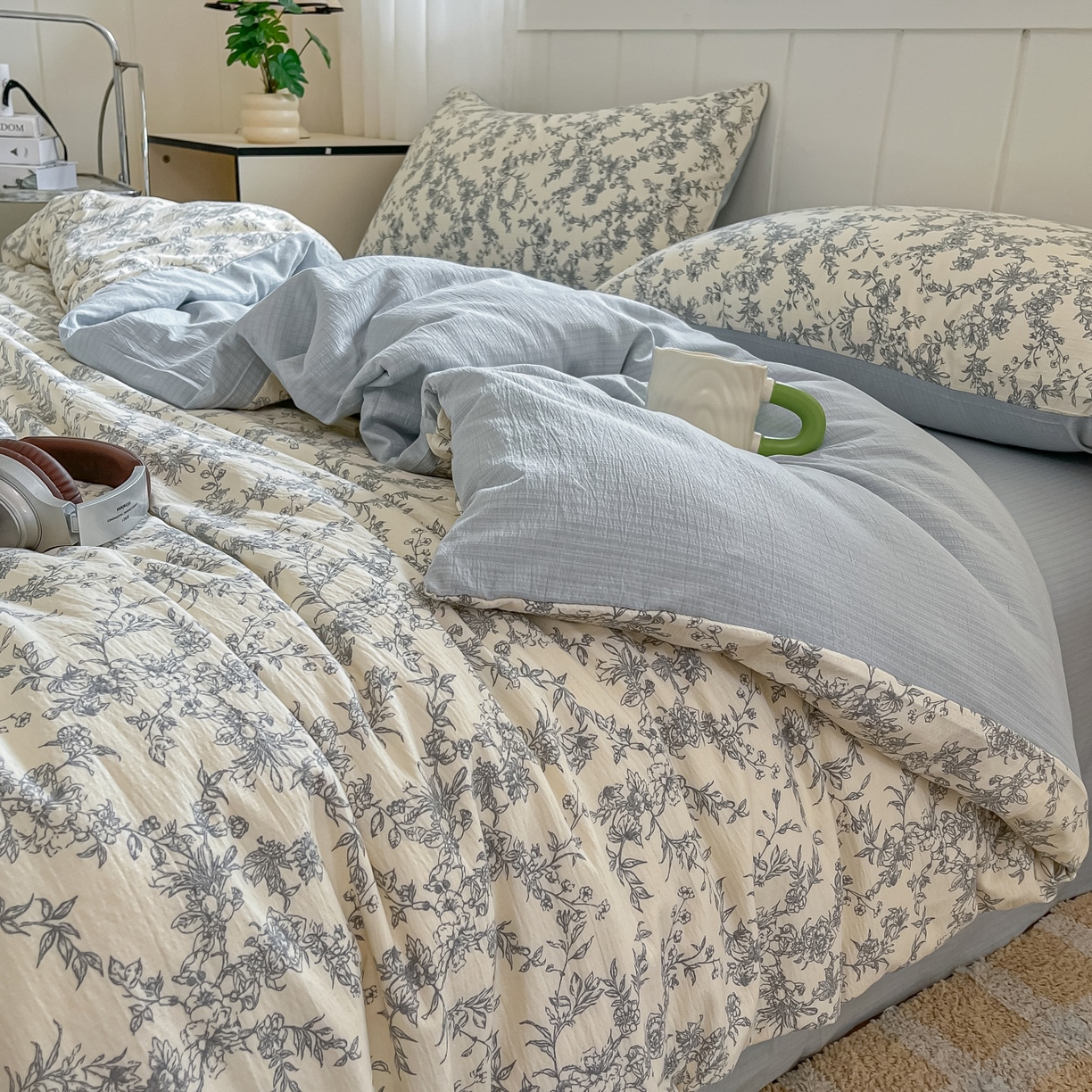 91家纺网 家纺一手货源 找家纺 佳鸿家纺 2025新款卡通云感双层纱四件套碎花学生宿舍三件套床单款 灰调碎花