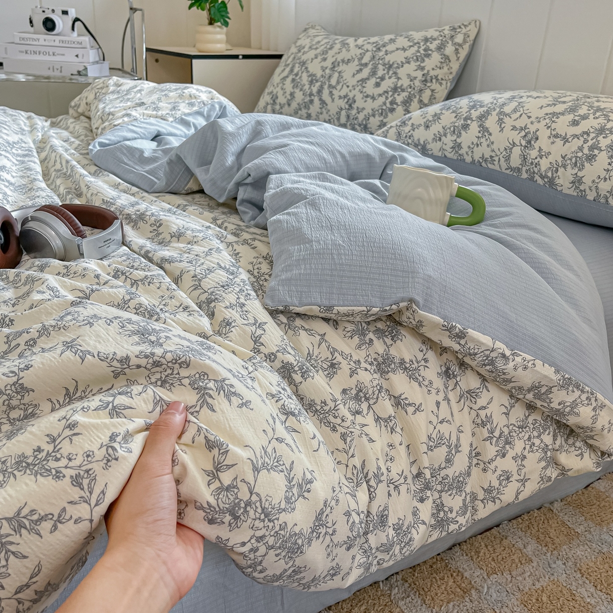 91家纺网 家纺一手货源 找家纺 佳鸿家纺 2025新款卡通云感双层纱四件套碎花学生宿舍三件套床单款 灰调碎花