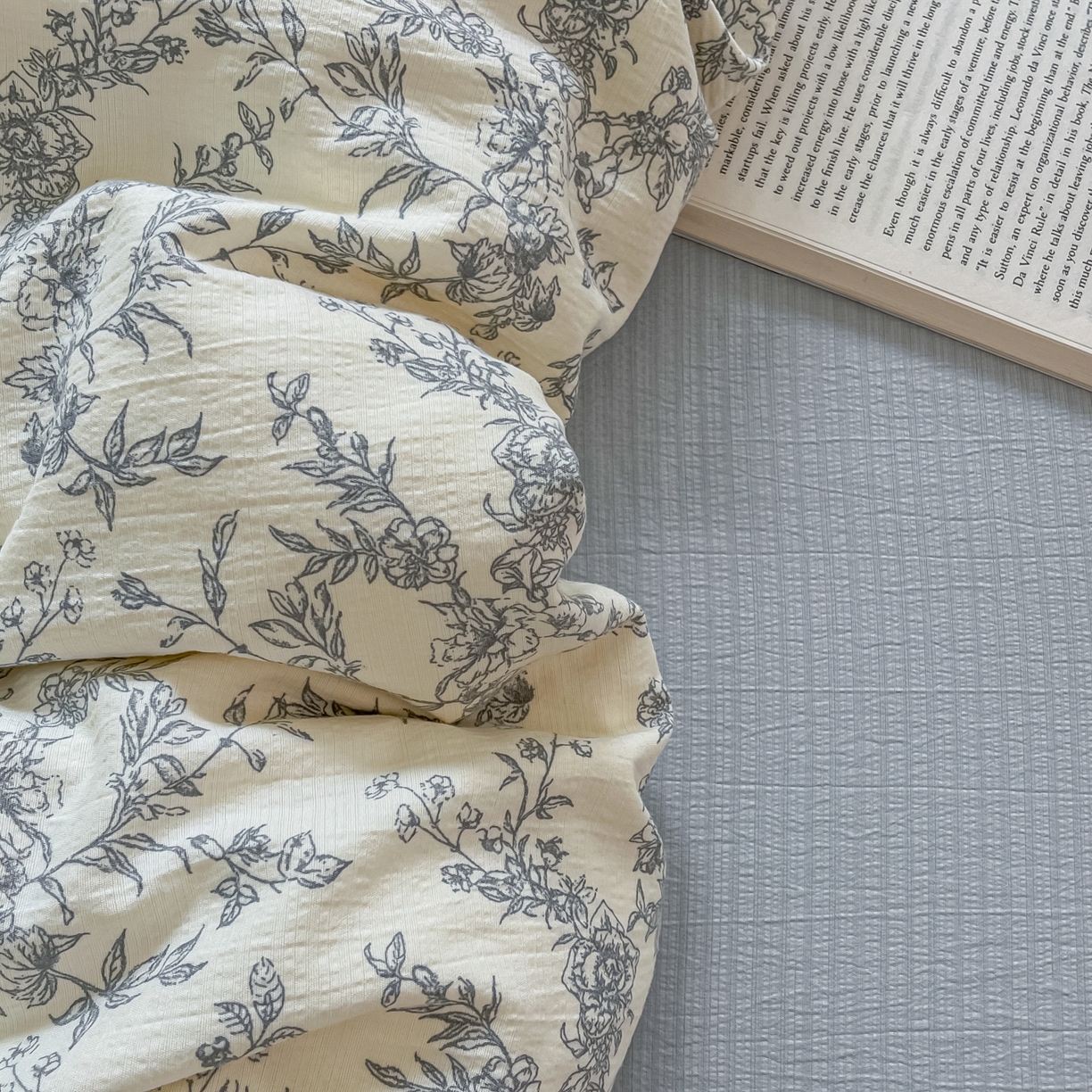 91家纺网 家纺一手货源 找家纺 佳鸿家纺 2025新款卡通云感双层纱四件套碎花学生宿舍三件套床单款 灰调碎花