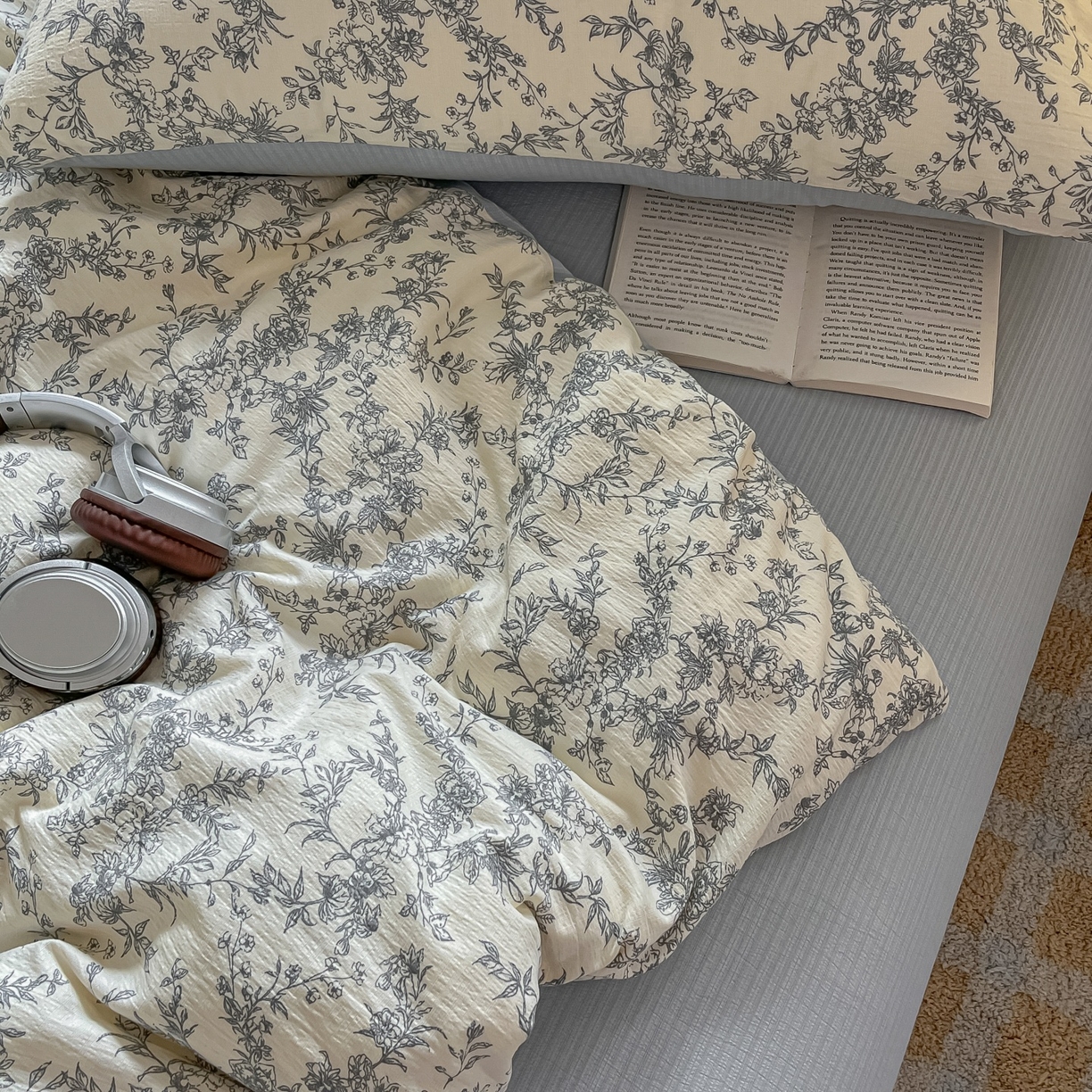 91家纺网 家纺一手货源 找家纺 佳鸿家纺 2025新款卡通云感双层纱四件套碎花学生宿舍三件套床单款 灰调碎花