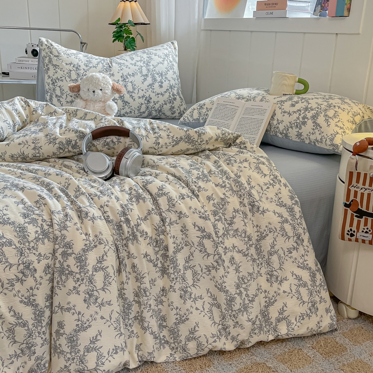 91家纺网 家纺一手货源 找家纺 佳鸿家纺 2025新款卡通云感双层纱四件套碎花学生宿舍三件套床单款 灰调碎花