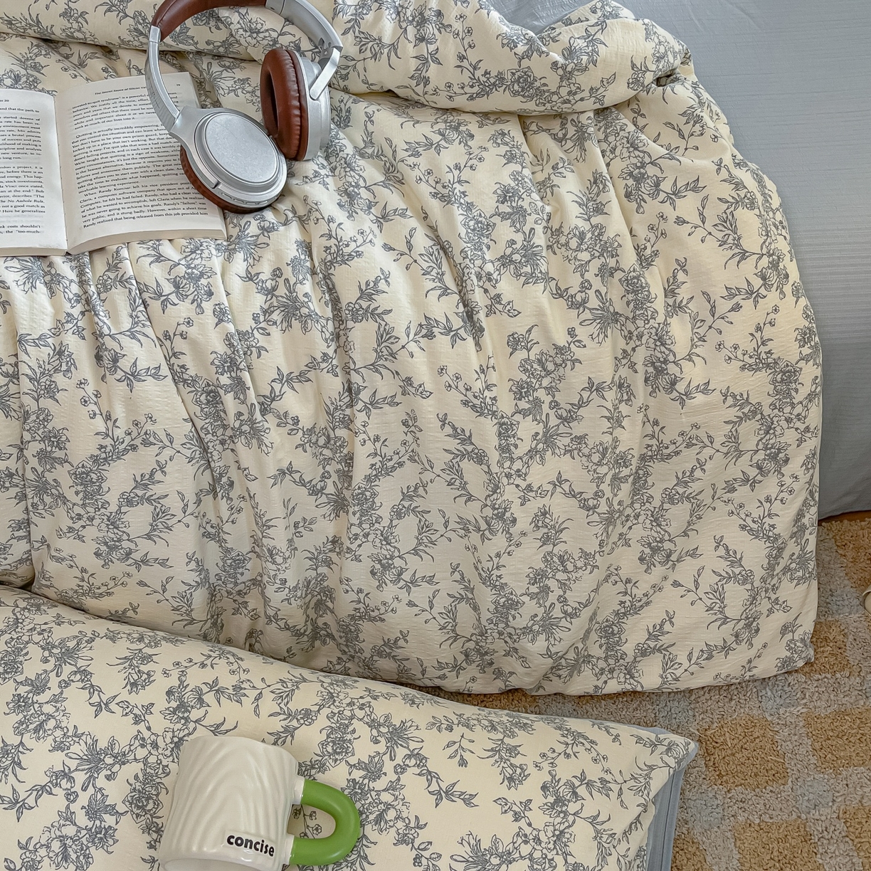 91家纺网 家纺一手货源 找家纺 佳鸿家纺 2025新款卡通云感双层纱四件套碎花学生宿舍三件套床单款 灰调碎花