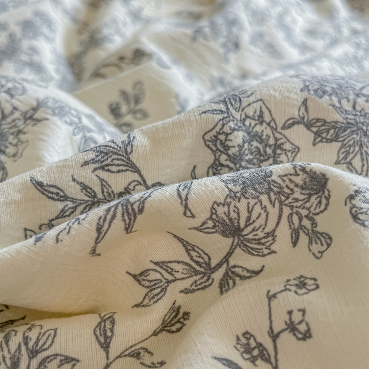 91家纺网 家纺一手货源 找家纺 佳鸿家纺 2025新款卡通云感双层纱四件套碎花学生宿舍三件套床单款 灰调碎花