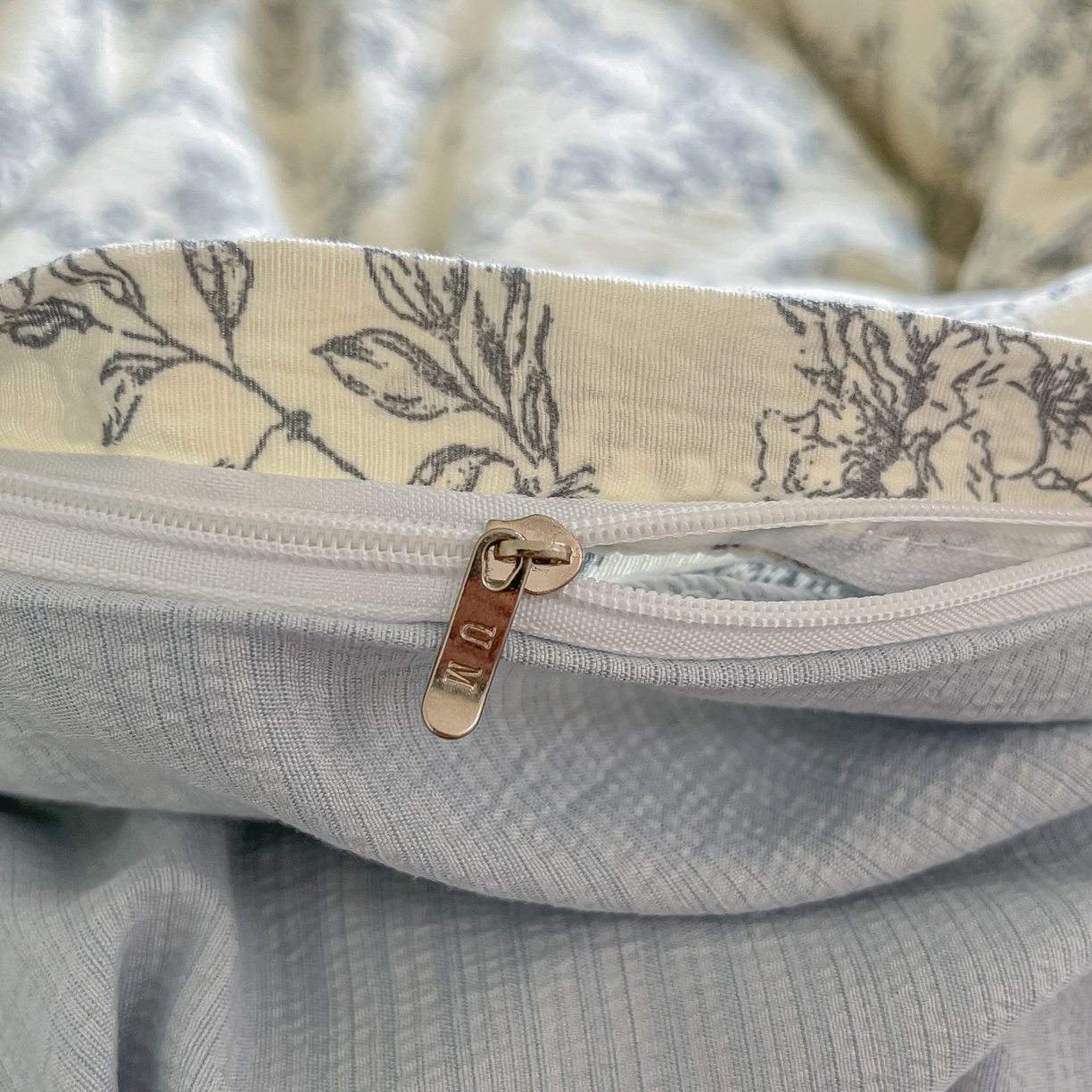 91家纺网 家纺一手货源 找家纺 佳鸿家纺 2025新款卡通云感双层纱四件套碎花学生宿舍三件套床单款 灰调碎花