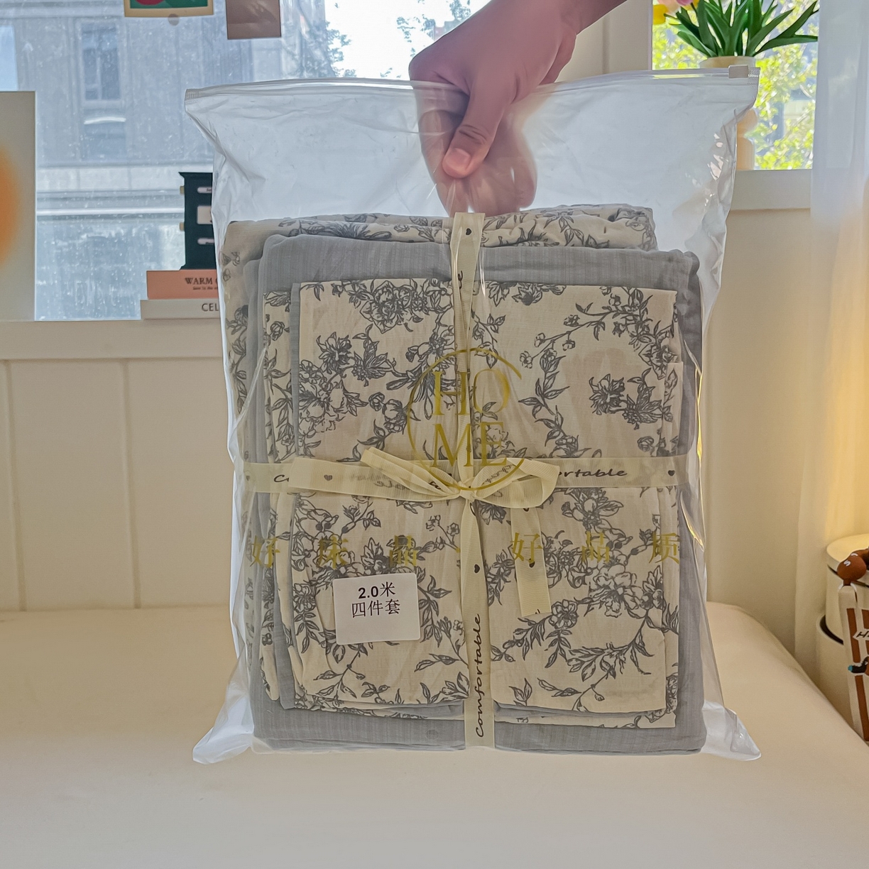 91家纺网 家纺一手货源 找家纺 佳鸿家纺 2025新款卡通云感双层纱四件套碎花学生宿舍三件套床单款 灰调碎花