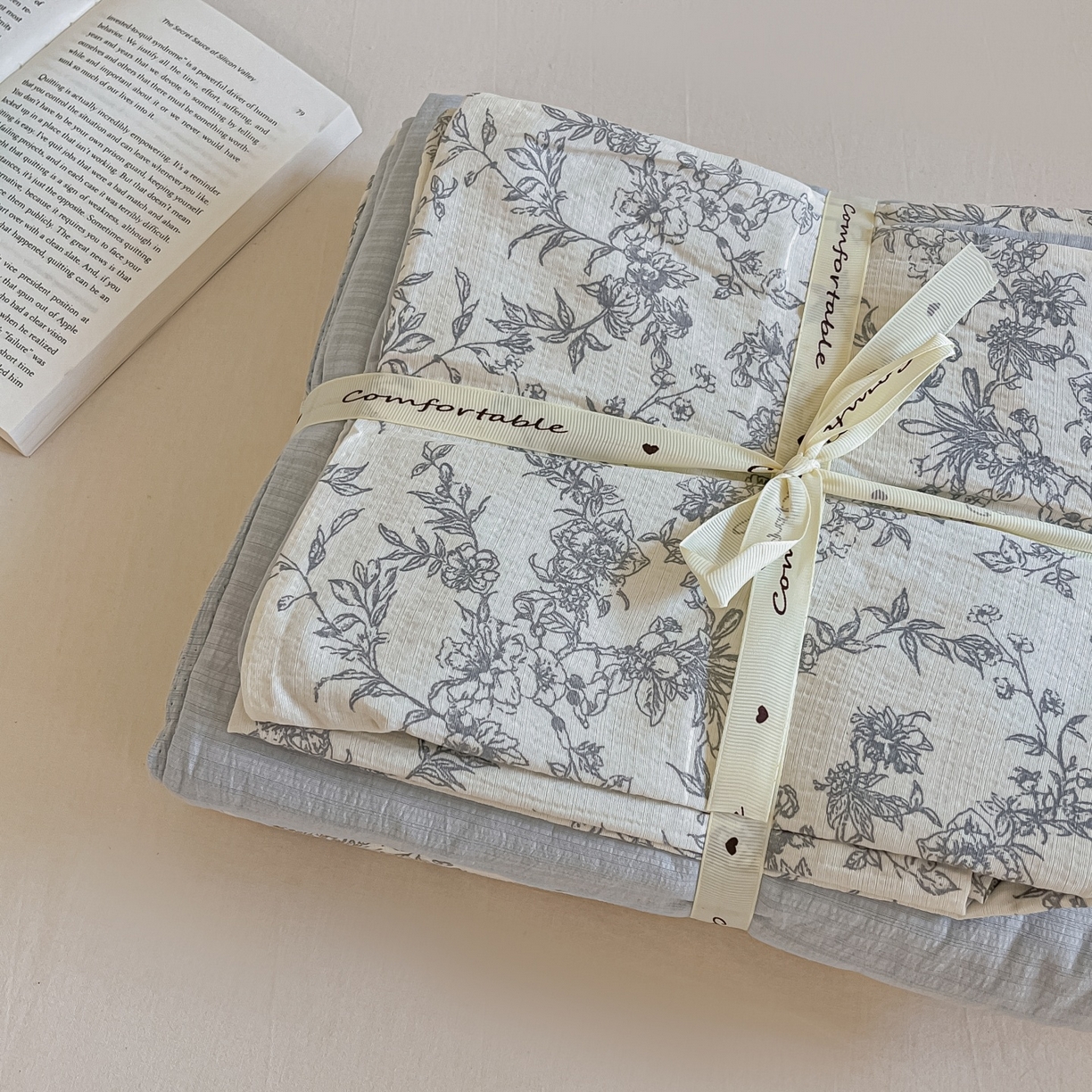 91家纺网 家纺一手货源 找家纺 佳鸿家纺 2025新款卡通云感双层纱四件套碎花学生宿舍三件套床单款 灰调碎花