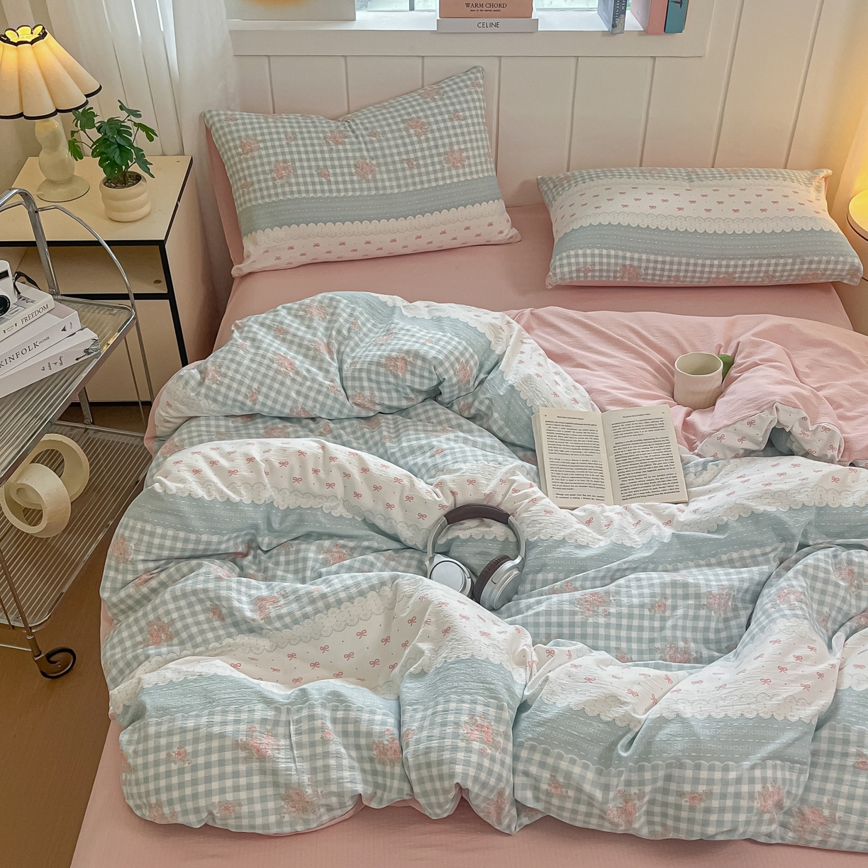 91家纺网 家纺一手货源 找家纺 佳鸿家纺 2025新款卡通云感双层纱四件套碎花学生宿舍三件套床单款 蓝格田园风