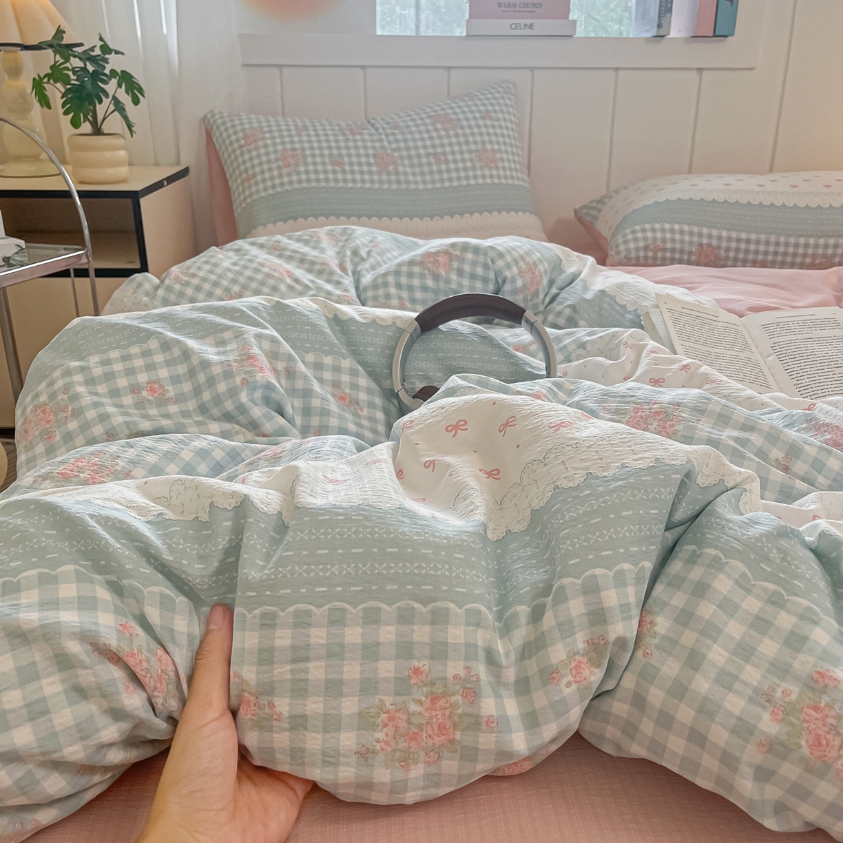 91家纺网 家纺一手货源 找家纺 佳鸿家纺 2025新款卡通云感双层纱四件套碎花学生宿舍三件套床单款 蓝格田园风