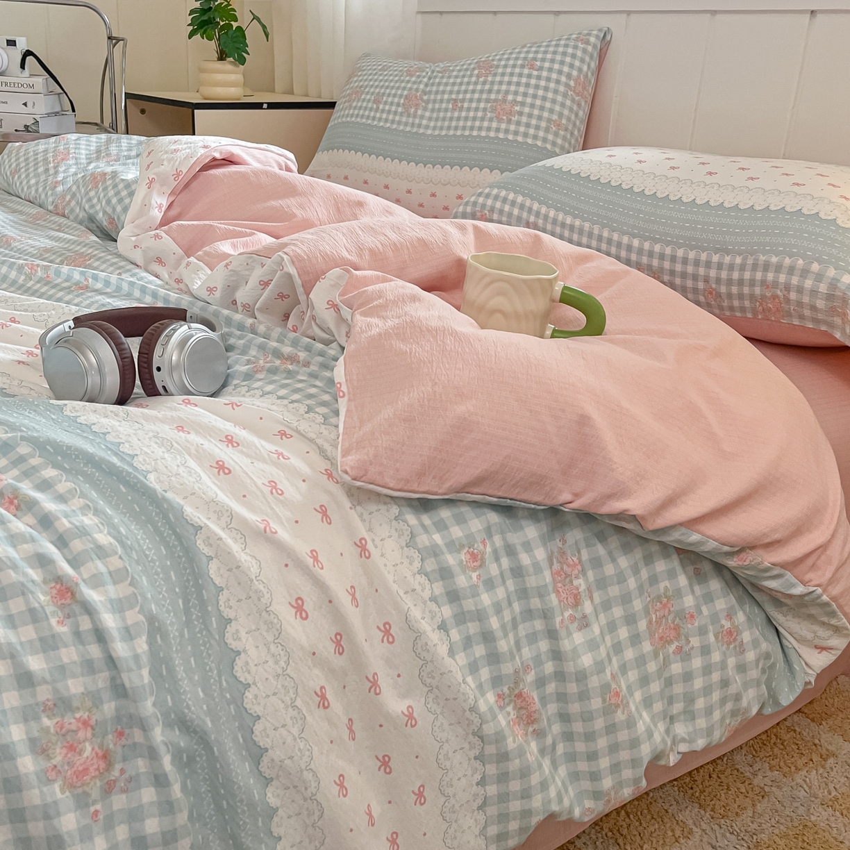 91家纺网 家纺一手货源 找家纺 佳鸿家纺 2025新款卡通云感双层纱四件套碎花学生宿舍三件套床单款 蓝格田园风