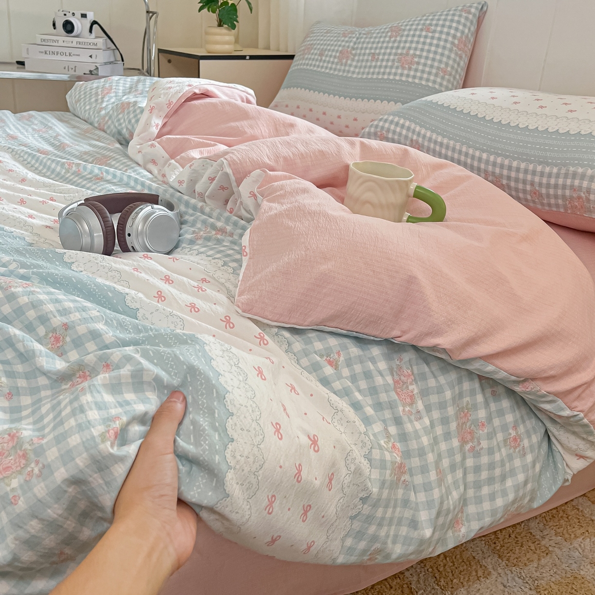 91家纺网 家纺一手货源 找家纺 佳鸿家纺 2025新款卡通云感双层纱四件套碎花学生宿舍三件套床单款 蓝格田园风