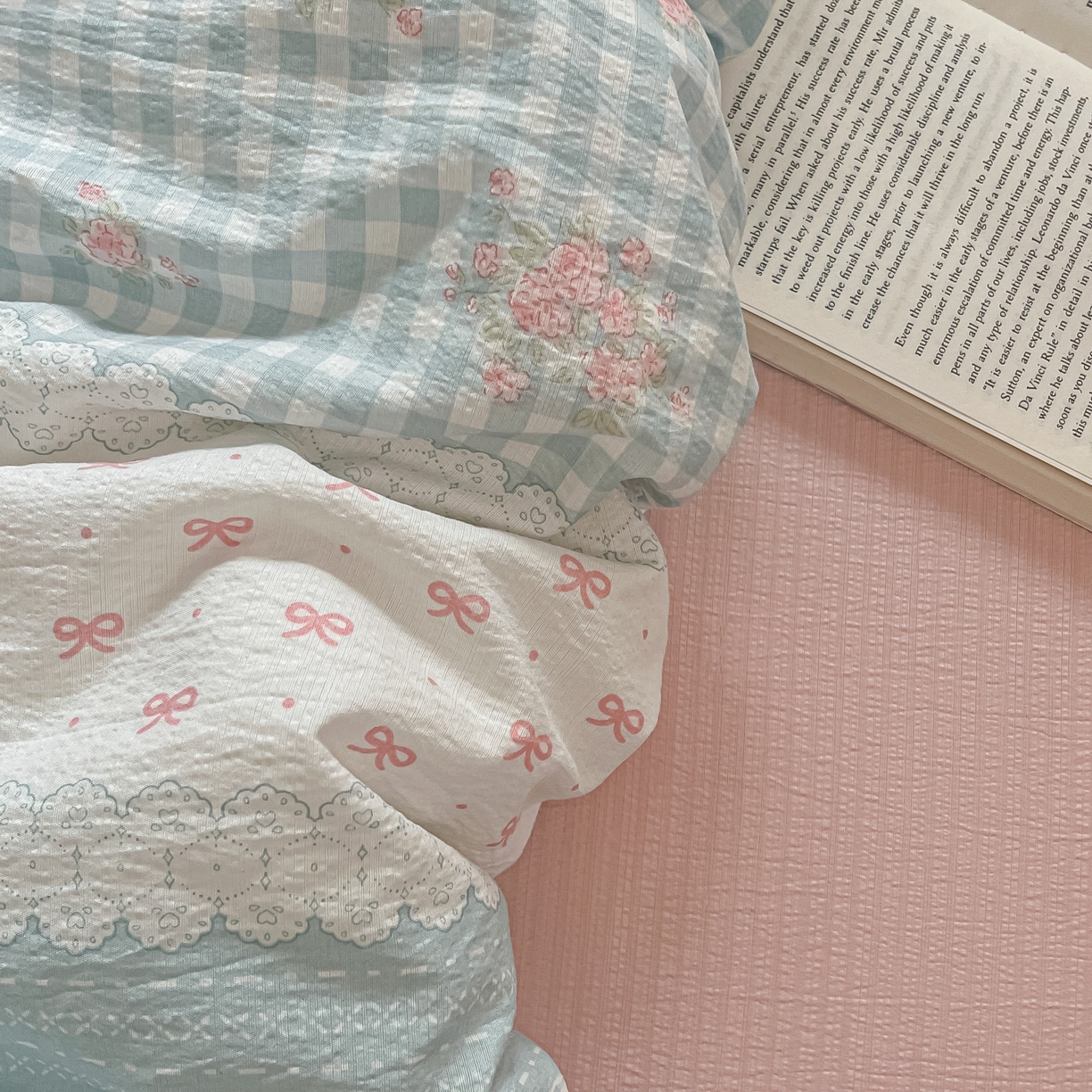 91家纺网 家纺一手货源 找家纺 佳鸿家纺 2025新款卡通云感双层纱四件套碎花学生宿舍三件套床单款 蓝格田园风