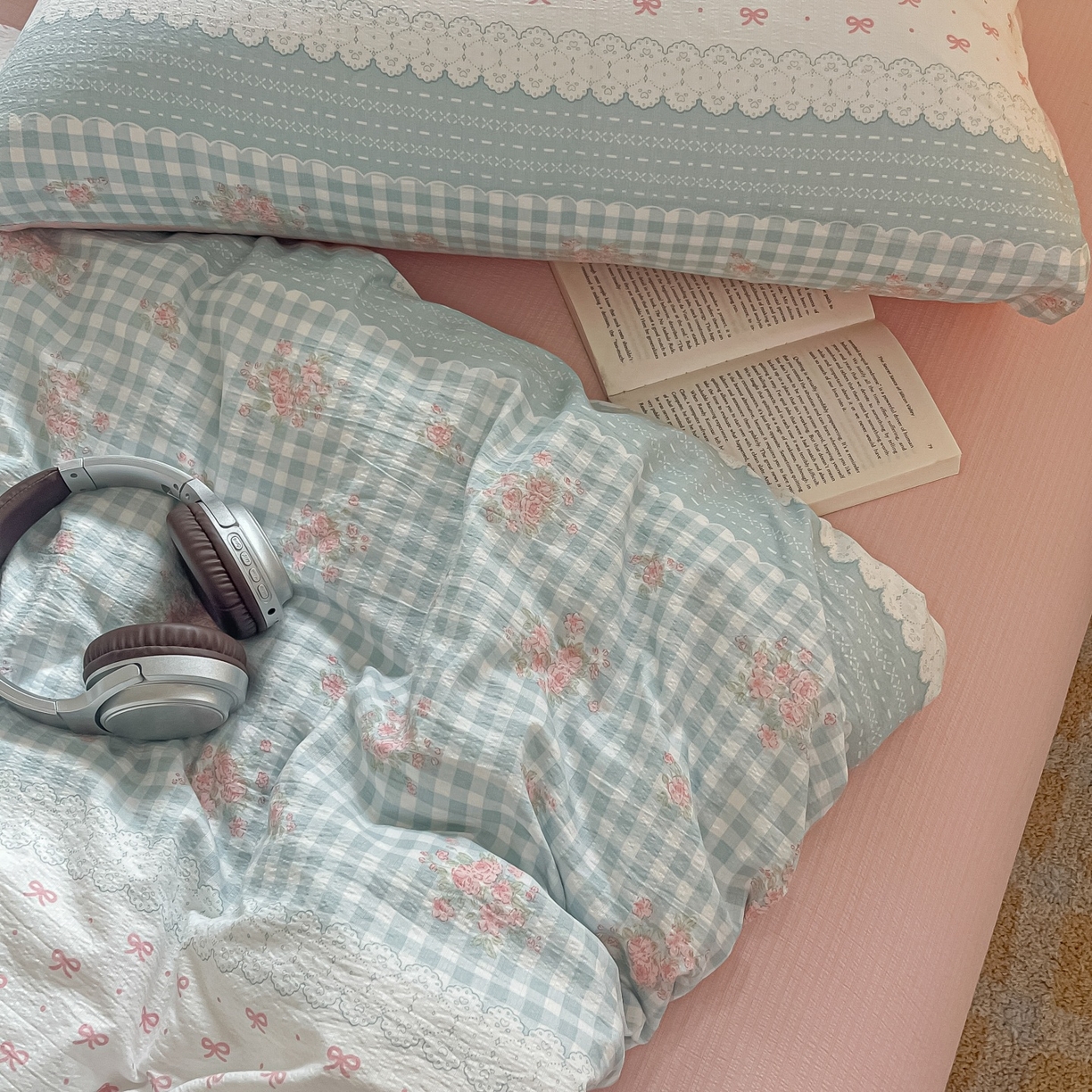 91家纺网 家纺一手货源 找家纺 佳鸿家纺 2025新款卡通云感双层纱四件套碎花学生宿舍三件套床单款 蓝格田园风