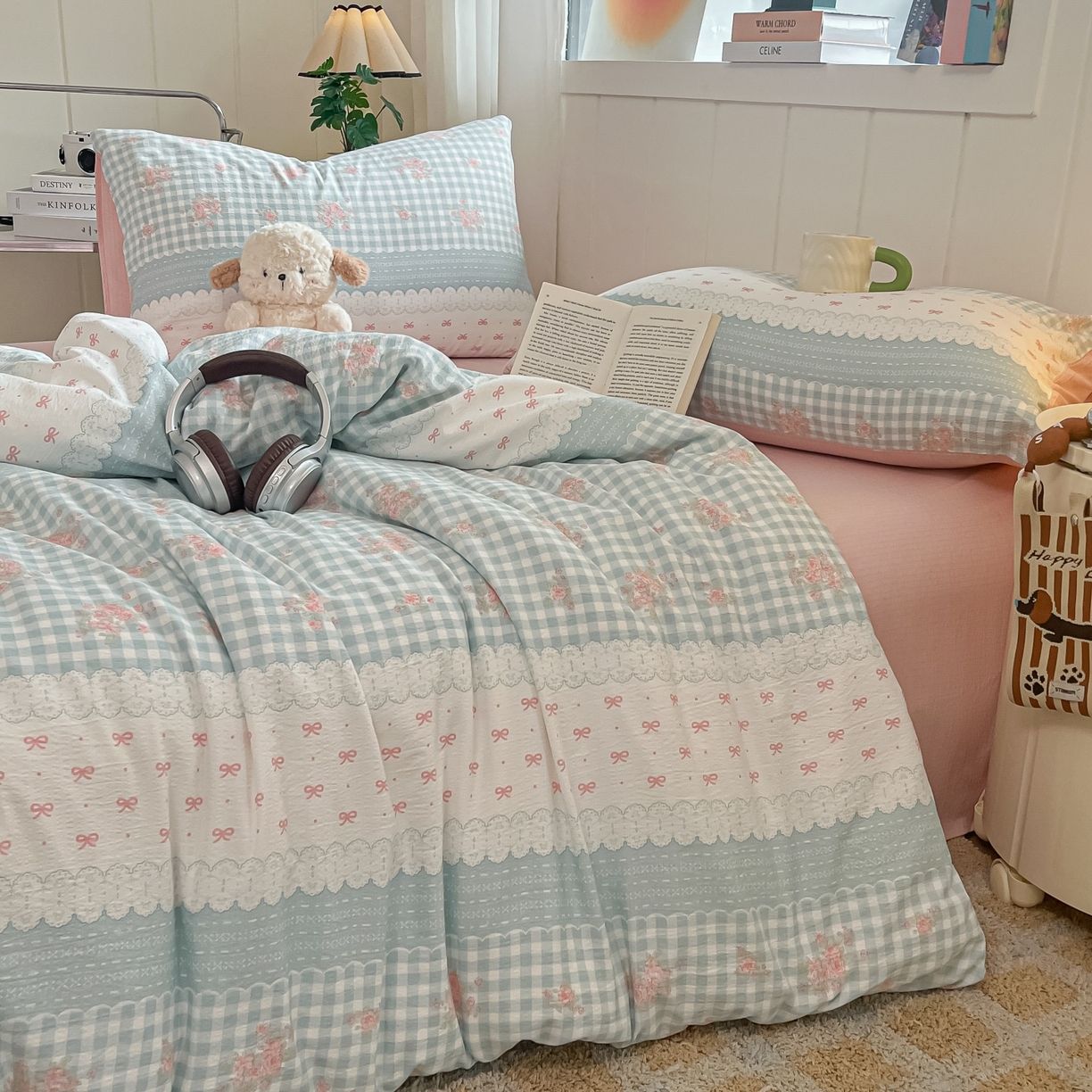 91家纺网 家纺一手货源 找家纺 佳鸿家纺 2025新款卡通云感双层纱四件套碎花学生宿舍三件套床单款 蓝格田园风