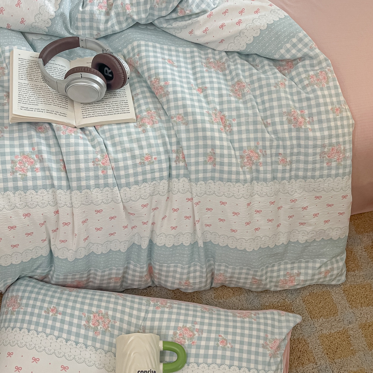 91家纺网 家纺一手货源 找家纺 佳鸿家纺 2025新款卡通云感双层纱四件套碎花学生宿舍三件套床单款 蓝格田园风