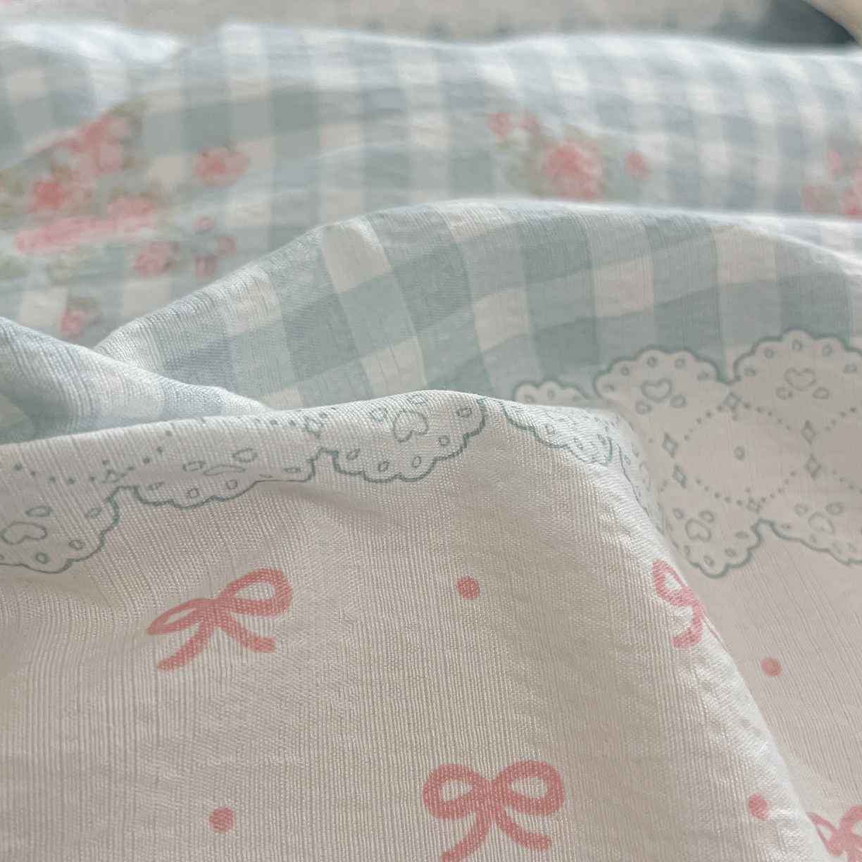 91家纺网 家纺一手货源 找家纺 佳鸿家纺 2025新款卡通云感双层纱四件套碎花学生宿舍三件套床单款 蓝格田园风