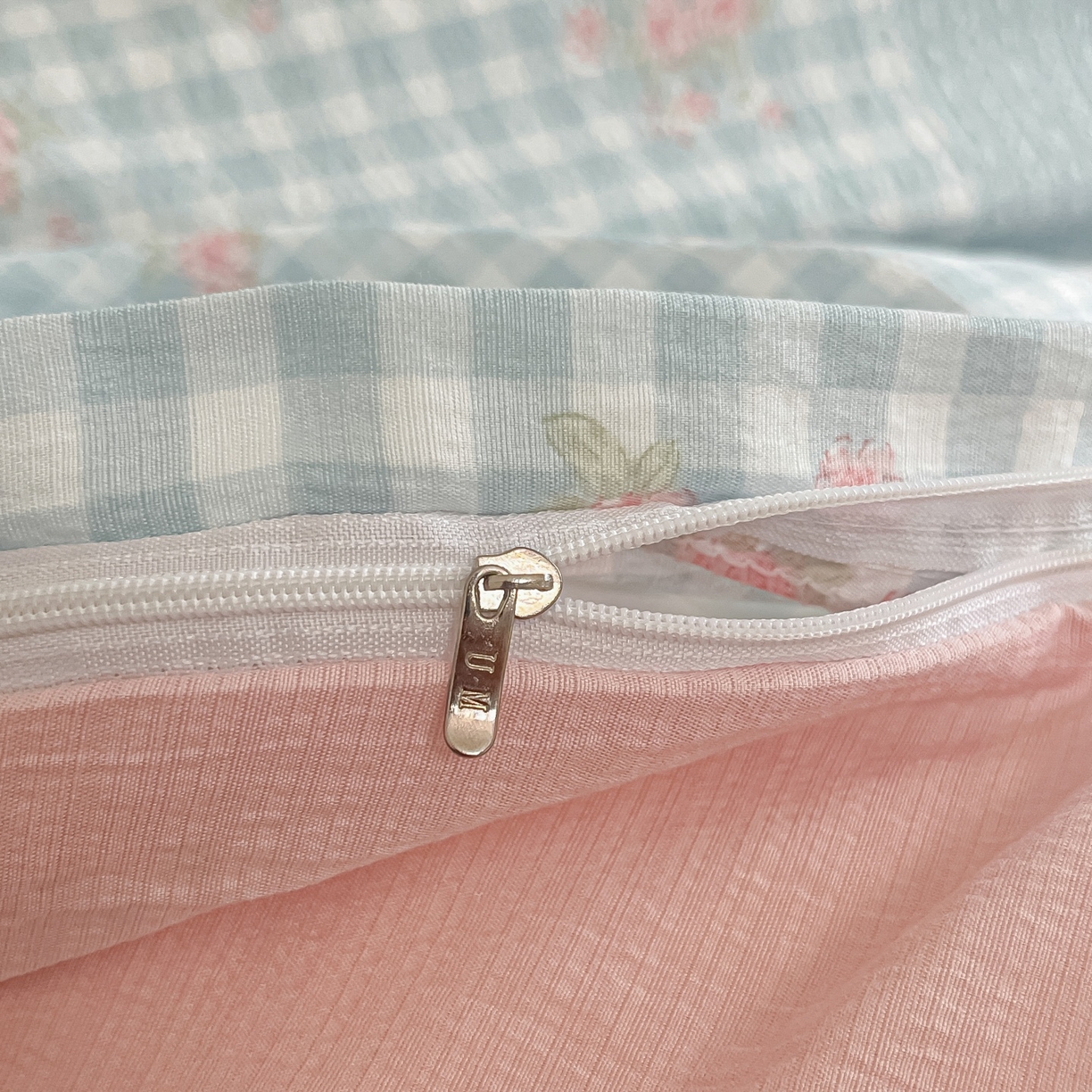 91家纺网 家纺一手货源 找家纺 佳鸿家纺 2025新款卡通云感双层纱四件套碎花学生宿舍三件套床单款 蓝格田园风