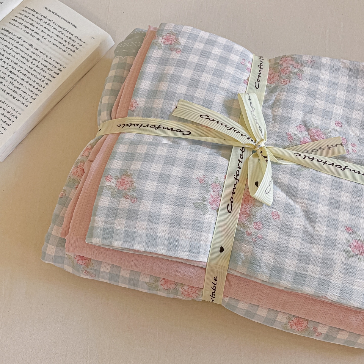 91家纺网 家纺一手货源 找家纺 佳鸿家纺 2025新款卡通云感双层纱四件套碎花学生宿舍三件套床单款 蓝格田园风