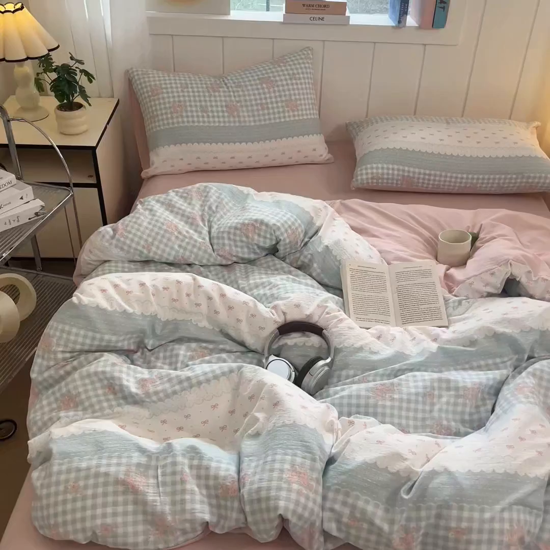 91家纺网 家纺一手货源 找家纺 佳鸿家纺 2025新款卡通云感双层纱四件套碎花学生宿舍三件套床单款 蓝格田园风