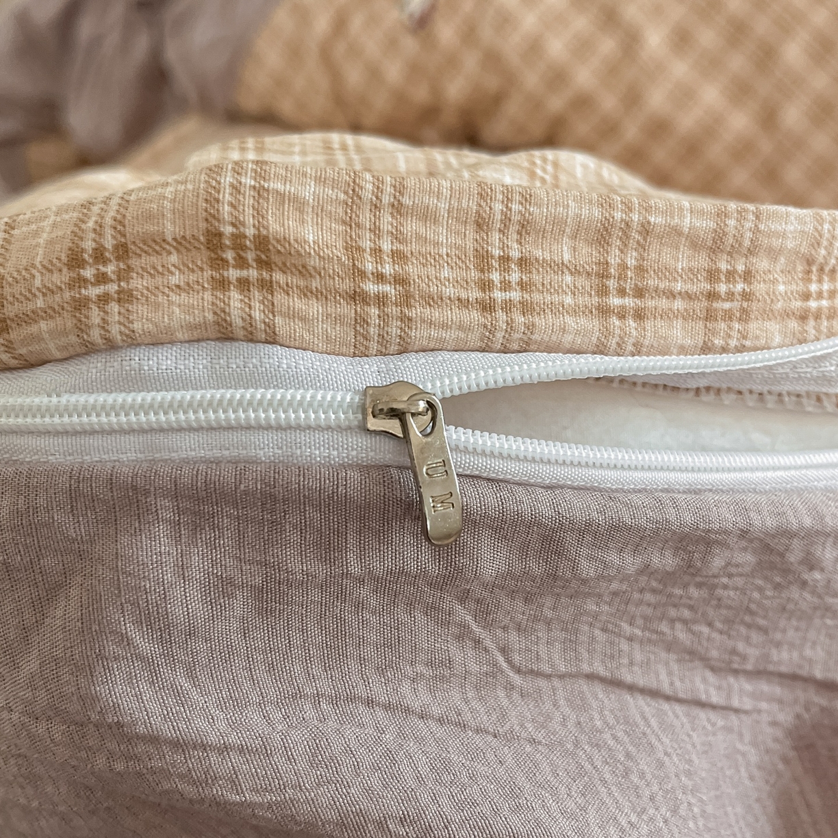 91家纺网 家纺一手货源 找家纺 佳鸿家纺 2025新款卡通云感双层纱四件套碎花学生宿舍三件套床单款 萌宠咖