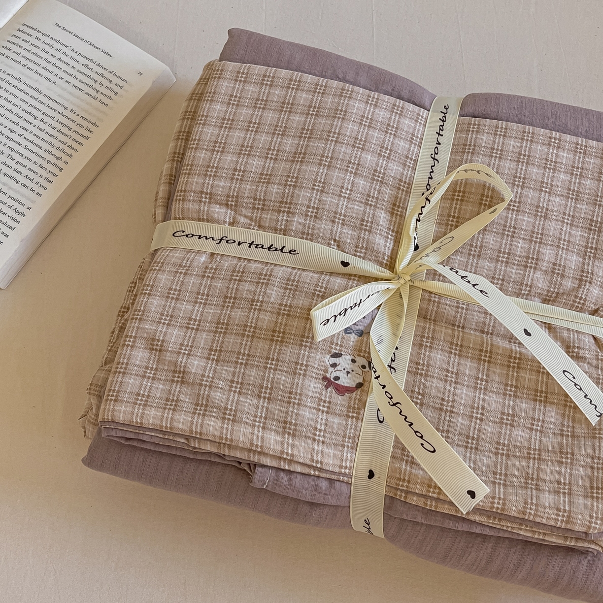 91家纺网 家纺一手货源 找家纺 佳鸿家纺 2025新款卡通云感双层纱四件套碎花学生宿舍三件套床单款 萌宠咖