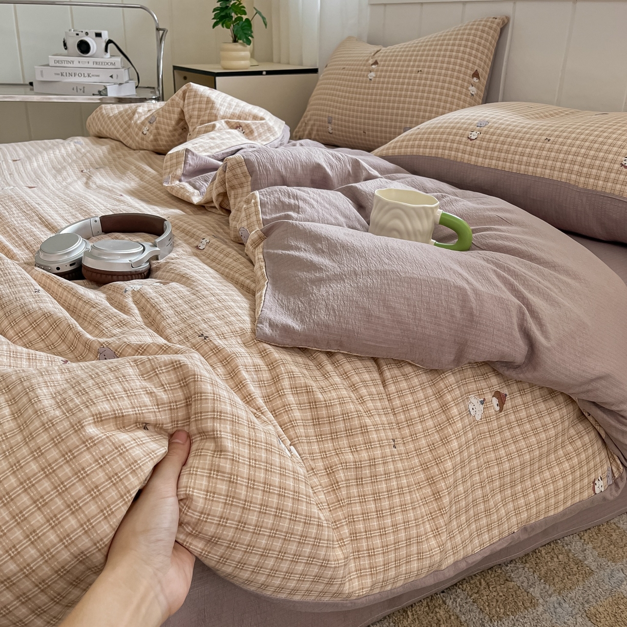 91家纺网 家纺一手货源 找家纺 佳鸿家纺 2025新款卡通云感双层纱四件套碎花学生宿舍三件套床单款 萌宠咖