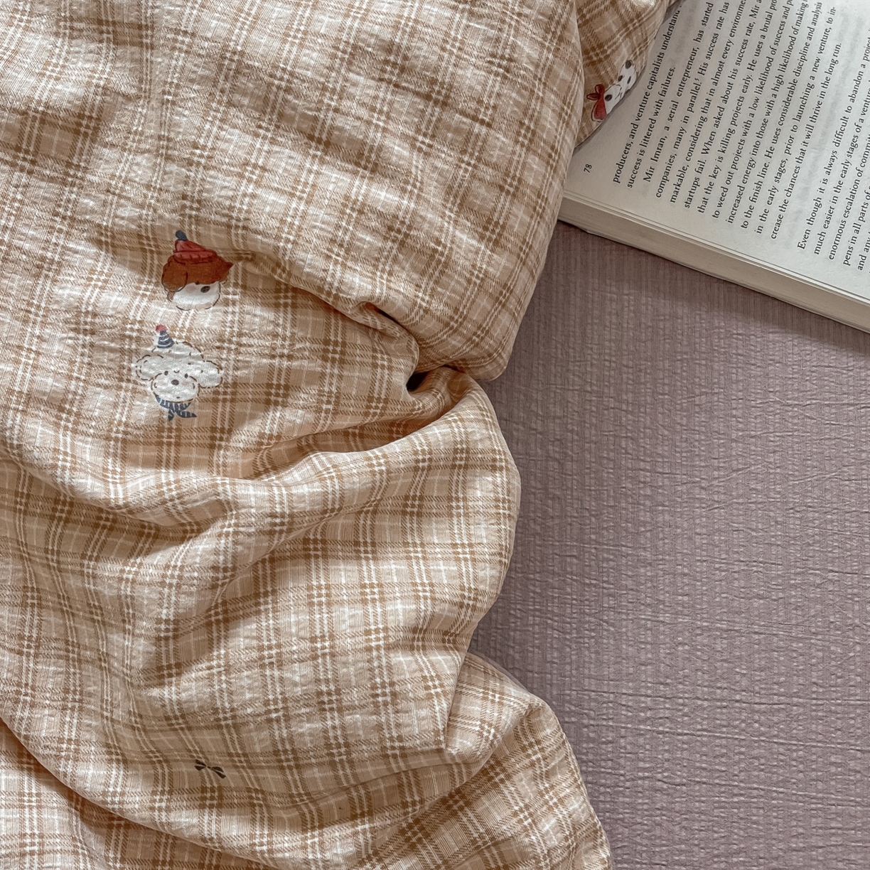 91家纺网 家纺一手货源 找家纺 佳鸿家纺 2025新款卡通云感双层纱四件套碎花学生宿舍三件套床单款 萌宠咖