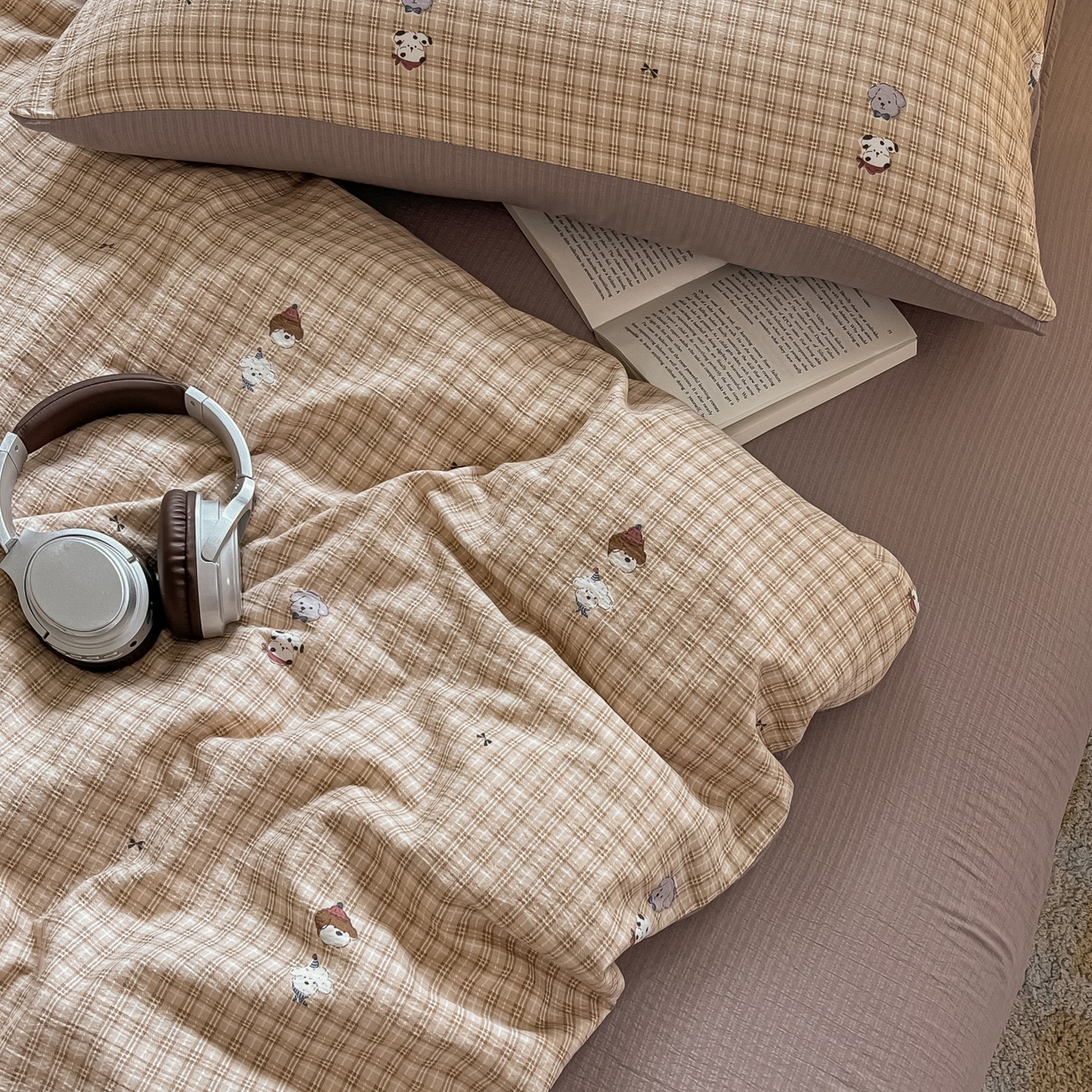 91家纺网 家纺一手货源 找家纺 佳鸿家纺 2025新款卡通云感双层纱四件套碎花学生宿舍三件套床单款 萌宠咖