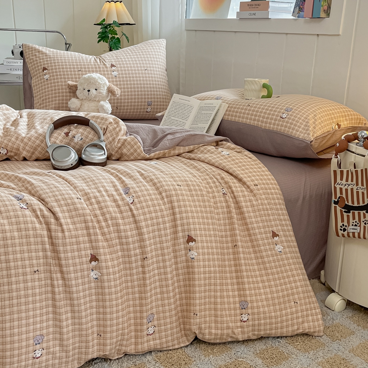 91家纺网 家纺一手货源 找家纺 佳鸿家纺 2025新款卡通云感双层纱四件套碎花学生宿舍三件套床单款 萌宠咖