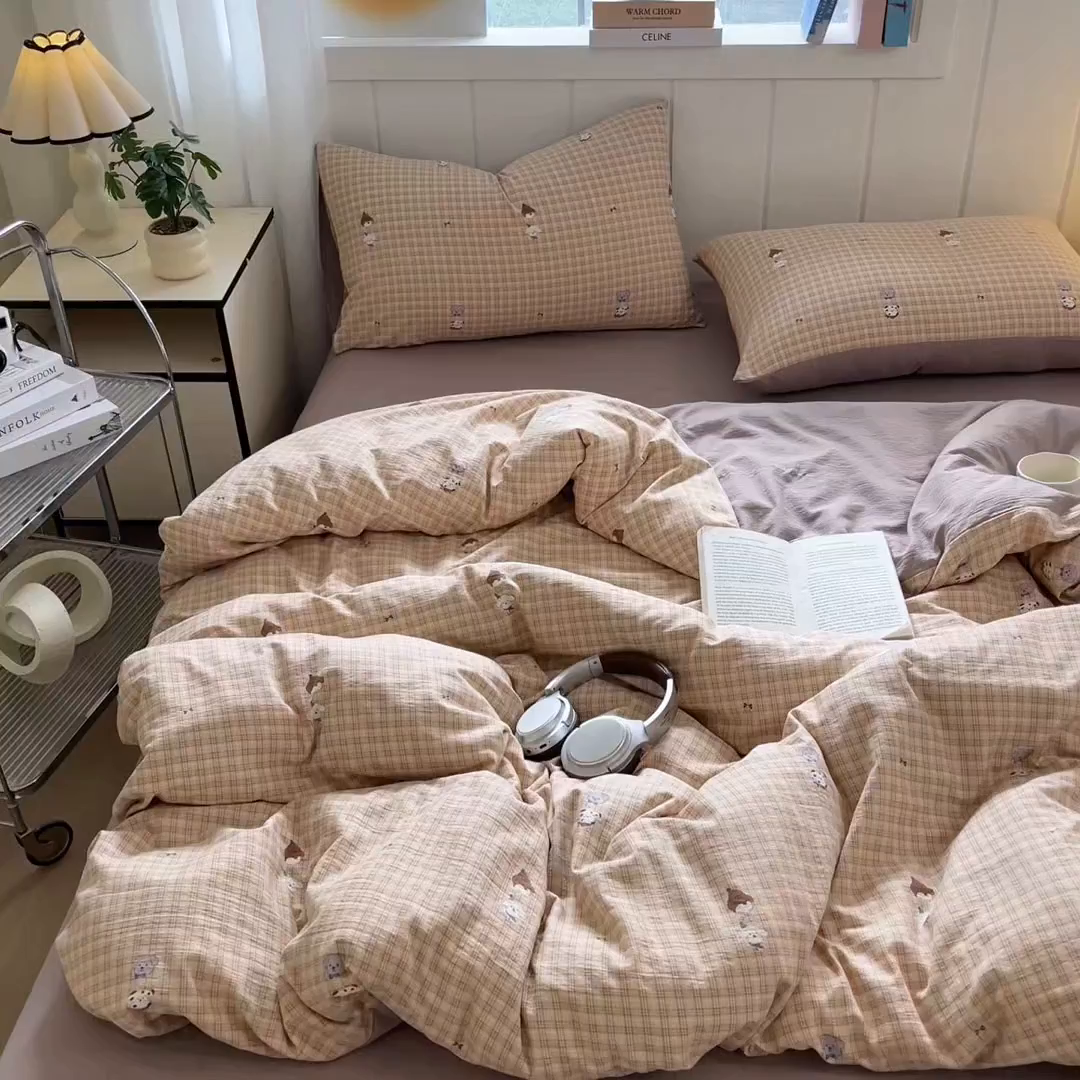 91家纺网 家纺一手货源 找家纺 佳鸿家纺 2025新款卡通云感双层纱四件套碎花学生宿舍三件套床单款 萌宠咖