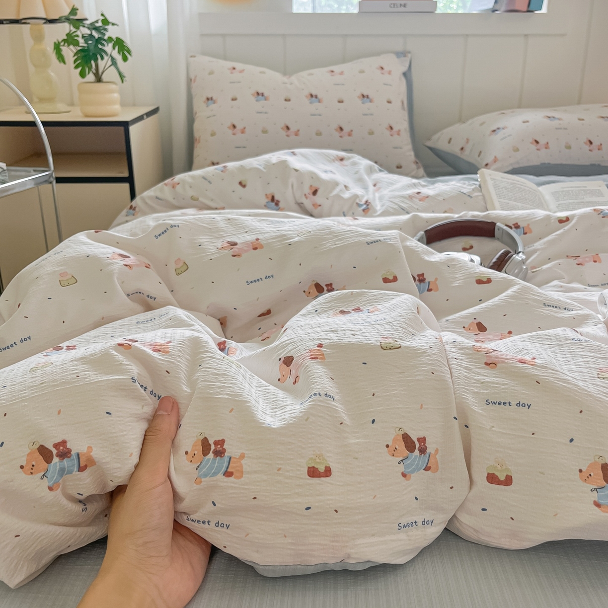 91家纺网 家纺一手货源 找家纺 佳鸿家纺 2025新款卡通云感双层纱四件套碎花学生宿舍三件套床单款 萌趣小狗