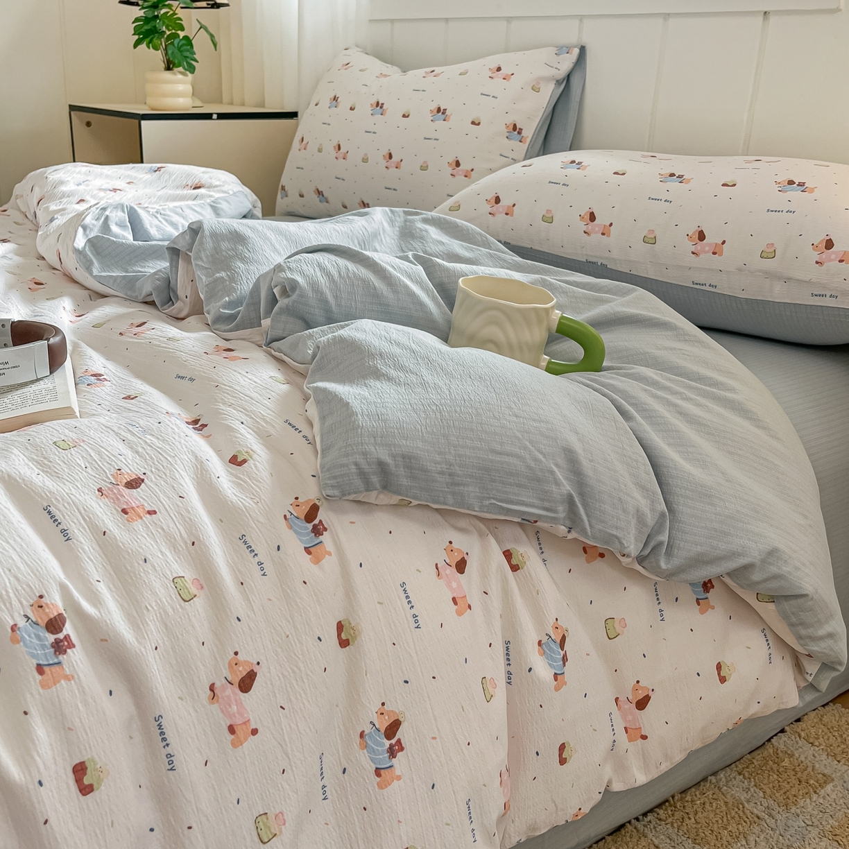 91家纺网 家纺一手货源 找家纺 佳鸿家纺 2025新款卡通云感双层纱四件套碎花学生宿舍三件套床单款 萌趣小狗