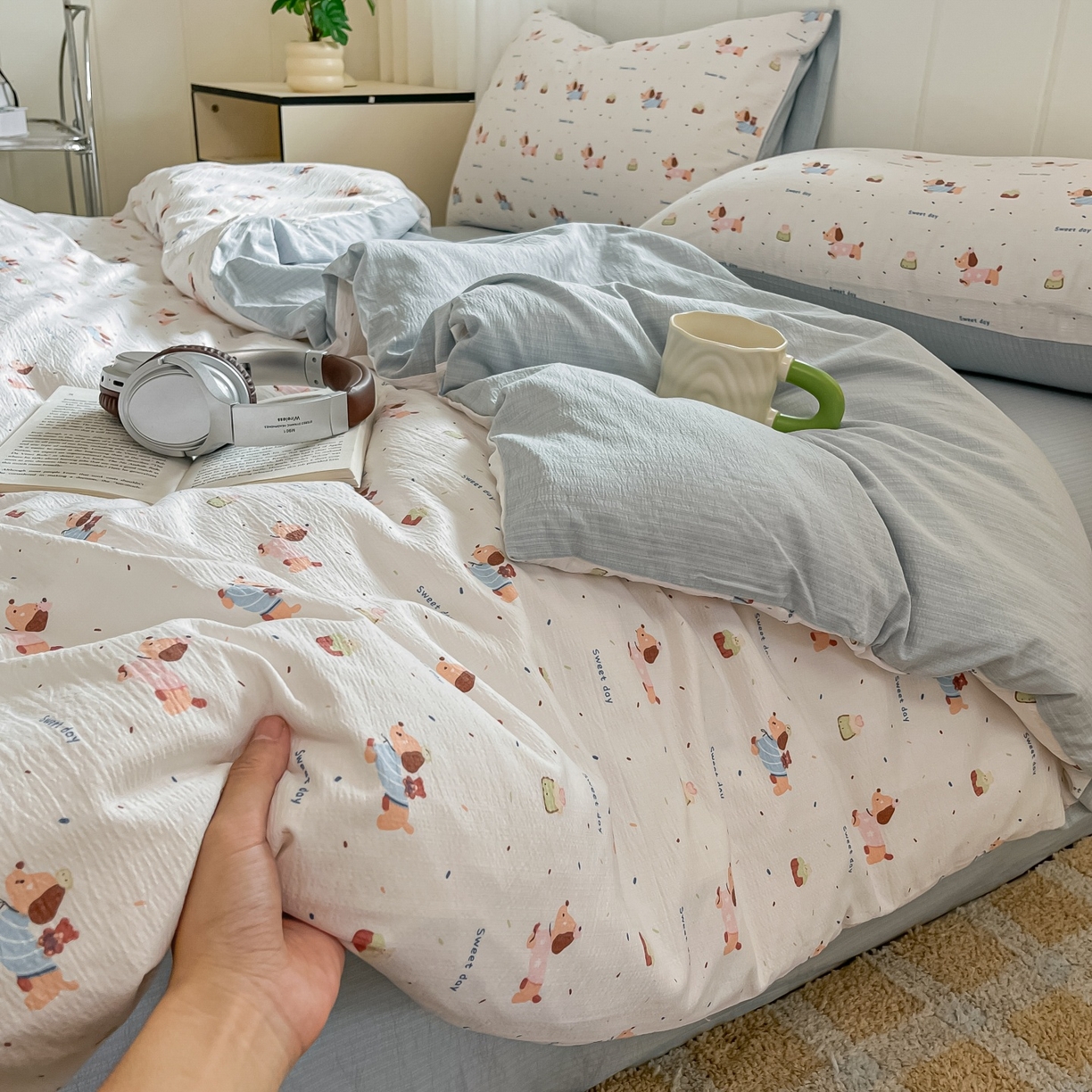 91家纺网 家纺一手货源 找家纺 佳鸿家纺 2025新款卡通云感双层纱四件套碎花学生宿舍三件套床单款 萌趣小狗