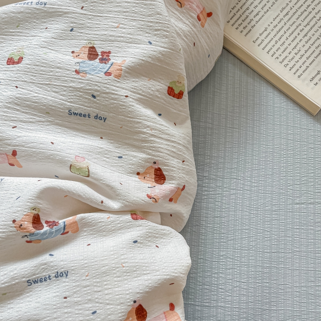 91家纺网 家纺一手货源 找家纺 佳鸿家纺 2025新款卡通云感双层纱四件套碎花学生宿舍三件套床单款 萌趣小狗