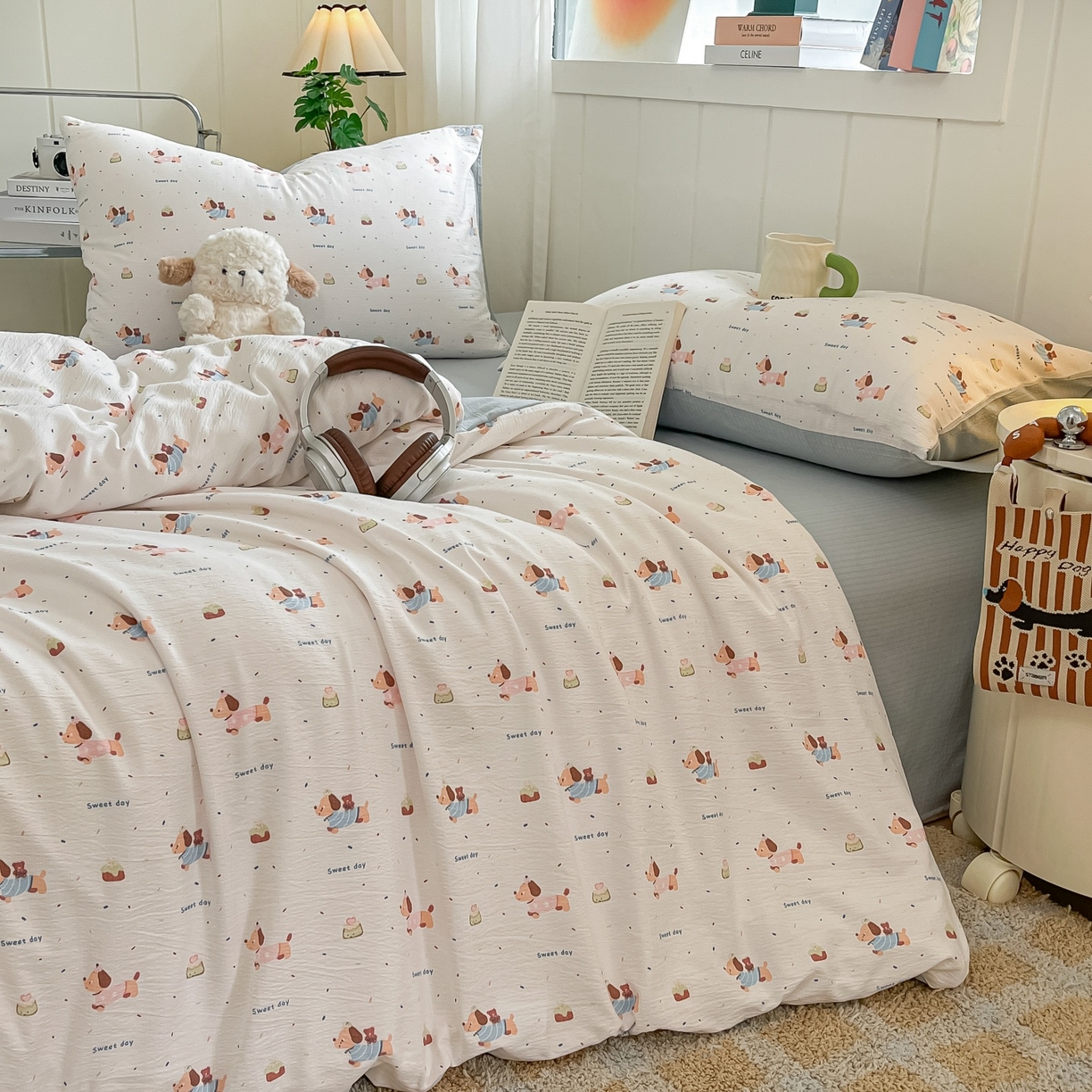 91家纺网 家纺一手货源 找家纺 佳鸿家纺 2025新款卡通云感双层纱四件套碎花学生宿舍三件套床单款 萌趣小狗