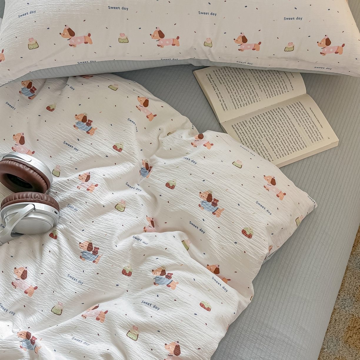 91家纺网 家纺一手货源 找家纺 佳鸿家纺 2025新款卡通云感双层纱四件套碎花学生宿舍三件套床单款 萌趣小狗