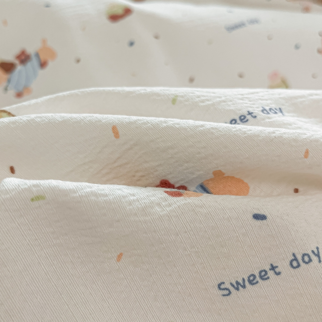 91家纺网 家纺一手货源 找家纺 佳鸿家纺 2025新款卡通云感双层纱四件套碎花学生宿舍三件套床单款 萌趣小狗