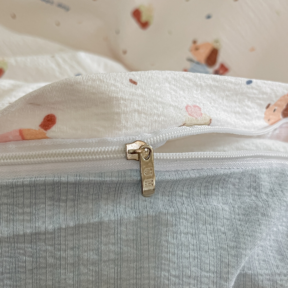 91家纺网 家纺一手货源 找家纺 佳鸿家纺 2025新款卡通云感双层纱四件套碎花学生宿舍三件套床单款 萌趣小狗