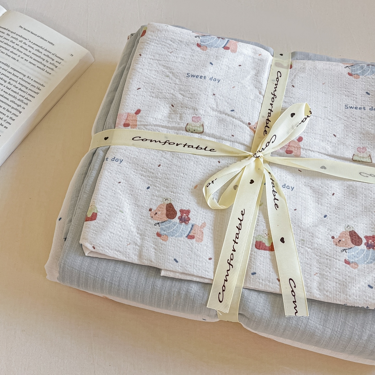 91家纺网 家纺一手货源 找家纺 佳鸿家纺 2025新款卡通云感双层纱四件套碎花学生宿舍三件套床单款 萌趣小狗