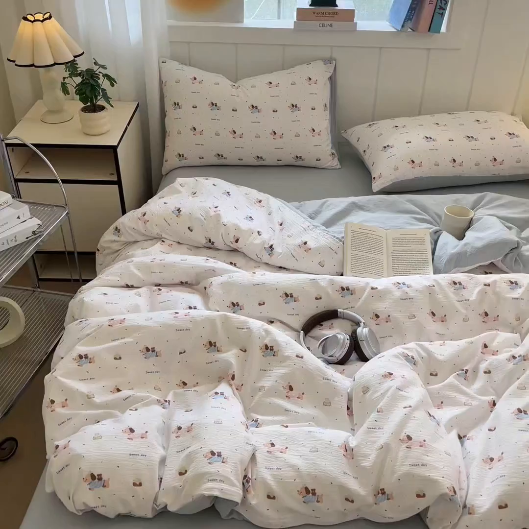 91家纺网 家纺一手货源 找家纺 佳鸿家纺 2025新款卡通云感双层纱四件套碎花学生宿舍三件套床单款 萌趣小狗