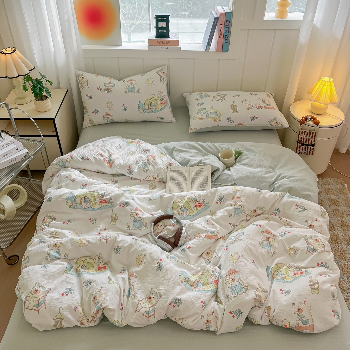 91家纺网 家纺一手货源 找家纺 佳鸿家纺 2025新款卡通云感双层纱四件套碎花学生宿舍三件套床单款 小熊露营记