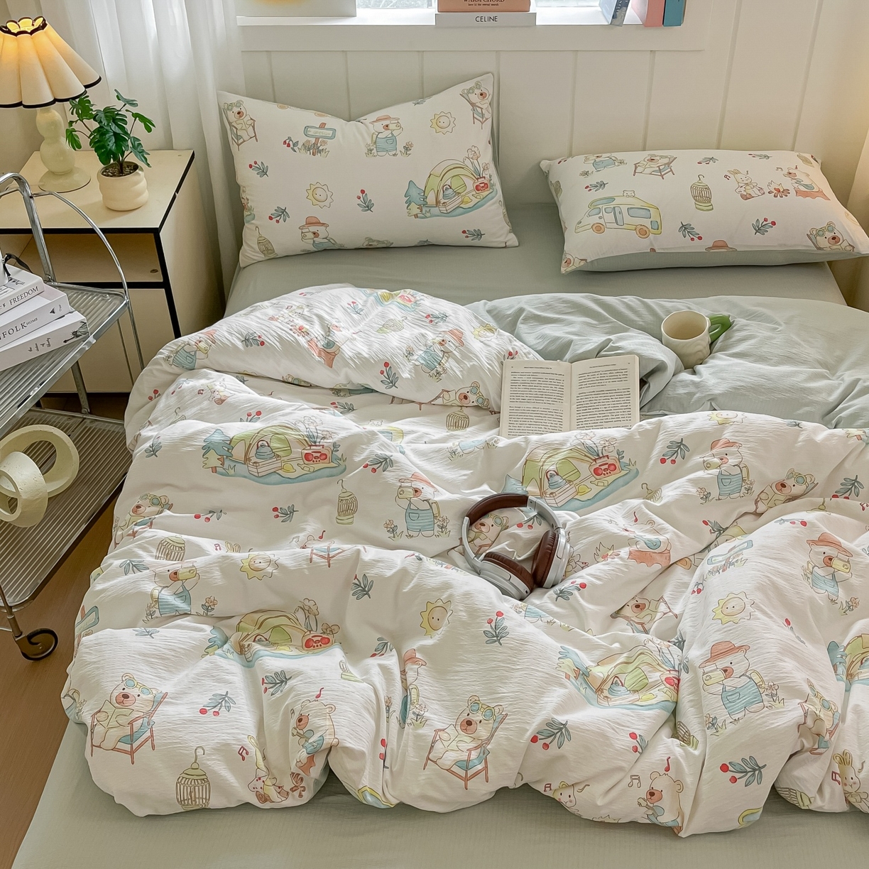 91家纺网 家纺一手货源 找家纺 佳鸿家纺 2025新款卡通云感双层纱四件套碎花学生宿舍三件套床单款 小熊露营记