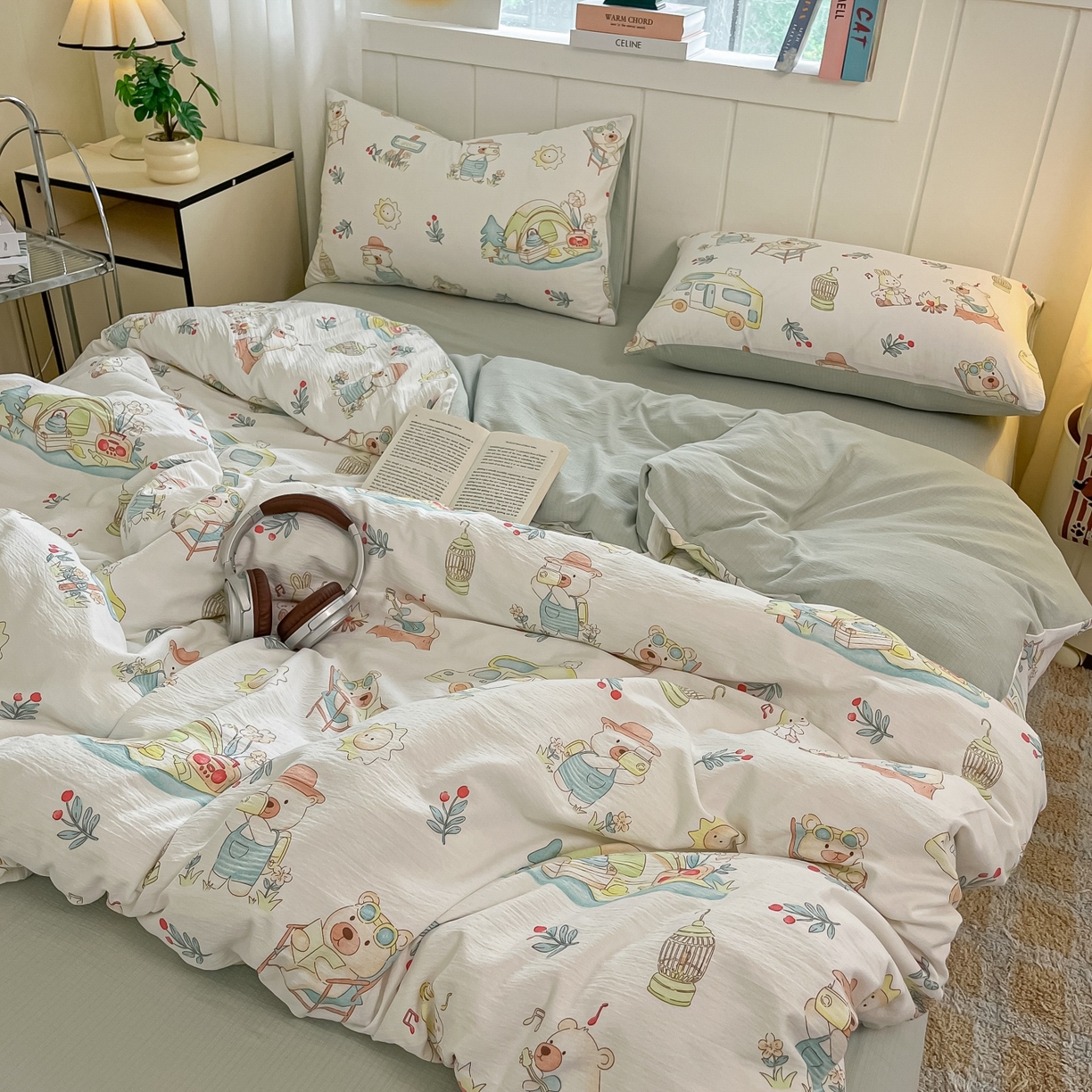 91家纺网 家纺一手货源 找家纺 佳鸿家纺 2025新款卡通云感双层纱四件套碎花学生宿舍三件套床单款 小熊露营记