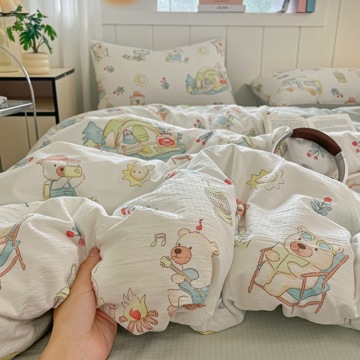 91家纺网 家纺一手货源 找家纺 佳鸿家纺 2025新款卡通云感双层纱四件套碎花学生宿舍三件套床单款 小熊露营记