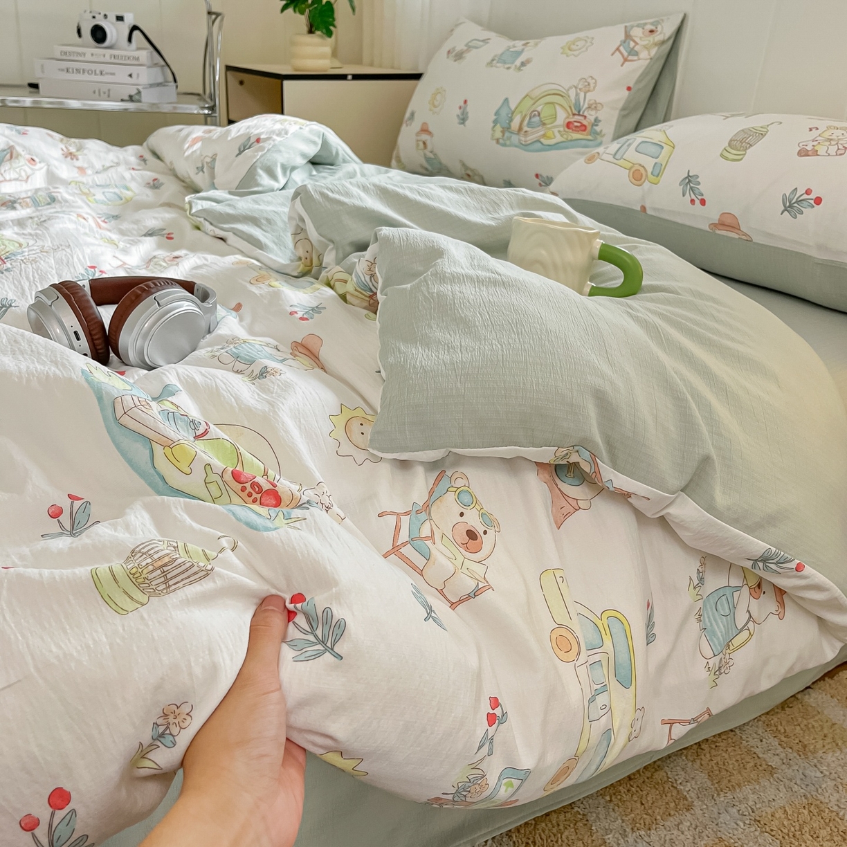 91家纺网 家纺一手货源 找家纺 佳鸿家纺 2025新款卡通云感双层纱四件套碎花学生宿舍三件套床单款 小熊露营记