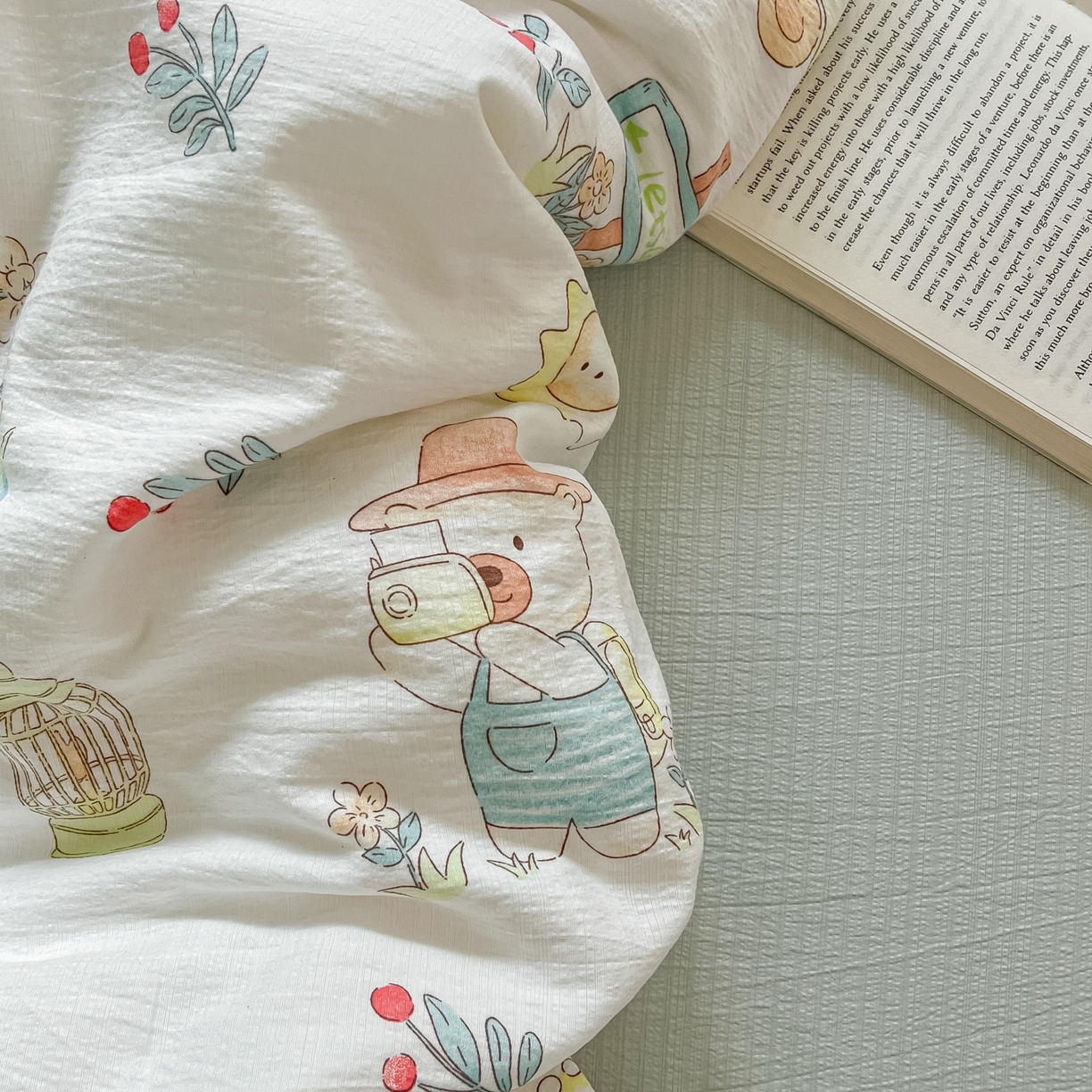 91家纺网 家纺一手货源 找家纺 佳鸿家纺 2025新款卡通云感双层纱四件套碎花学生宿舍三件套床单款 小熊露营记