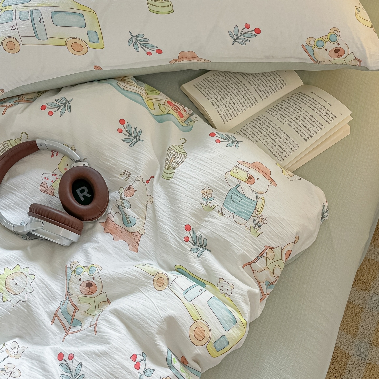 91家纺网 家纺一手货源 找家纺 佳鸿家纺 2025新款卡通云感双层纱四件套碎花学生宿舍三件套床单款 小熊露营记