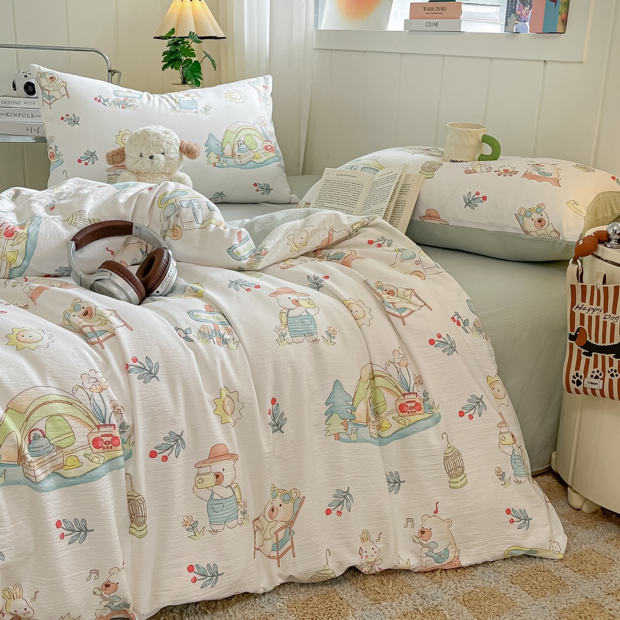 91家纺网 家纺一手货源 找家纺 佳鸿家纺 2025新款卡通云感双层纱四件套碎花学生宿舍三件套床单款 小熊露营记