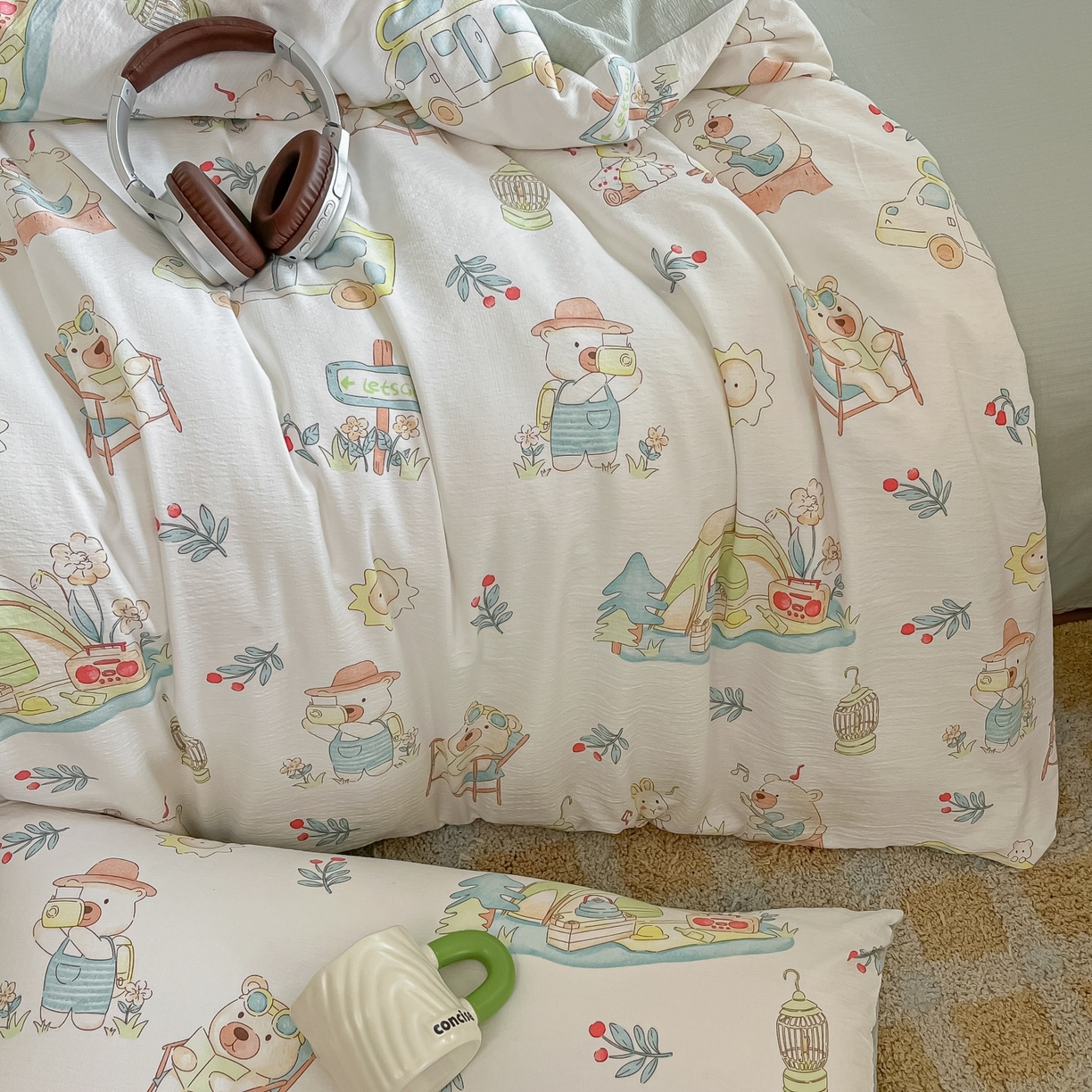 91家纺网 家纺一手货源 找家纺 佳鸿家纺 2025新款卡通云感双层纱四件套碎花学生宿舍三件套床单款 小熊露营记