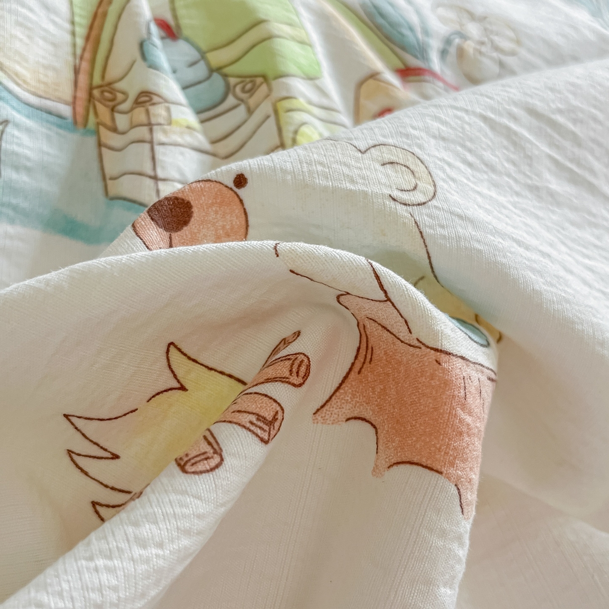 91家纺网 家纺一手货源 找家纺 佳鸿家纺 2025新款卡通云感双层纱四件套碎花学生宿舍三件套床单款 小熊露营记